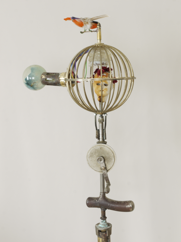 mechanisches Kunstobjekt aus alter Handbohrmaschine, Porzellan-Puppenkopf, künstlichem Vogel und Glaskugel