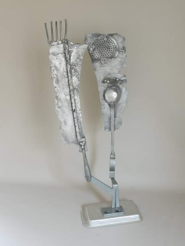 Metallobjekt bestehend aus Alugussteilen, Kochlöffeln, Aluminiumtablett